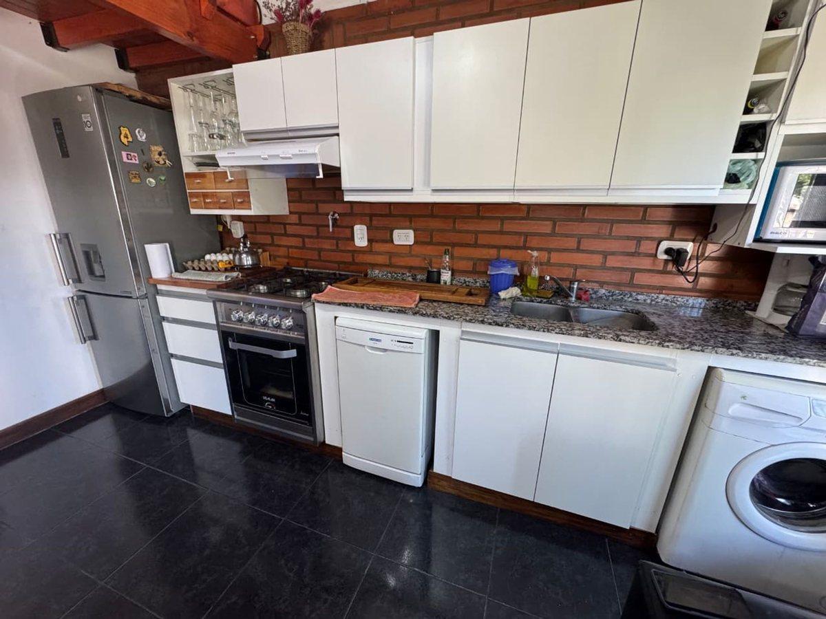 VENTA CASA CON 2 DEPARTAMENTOS EN BELLA VISTA