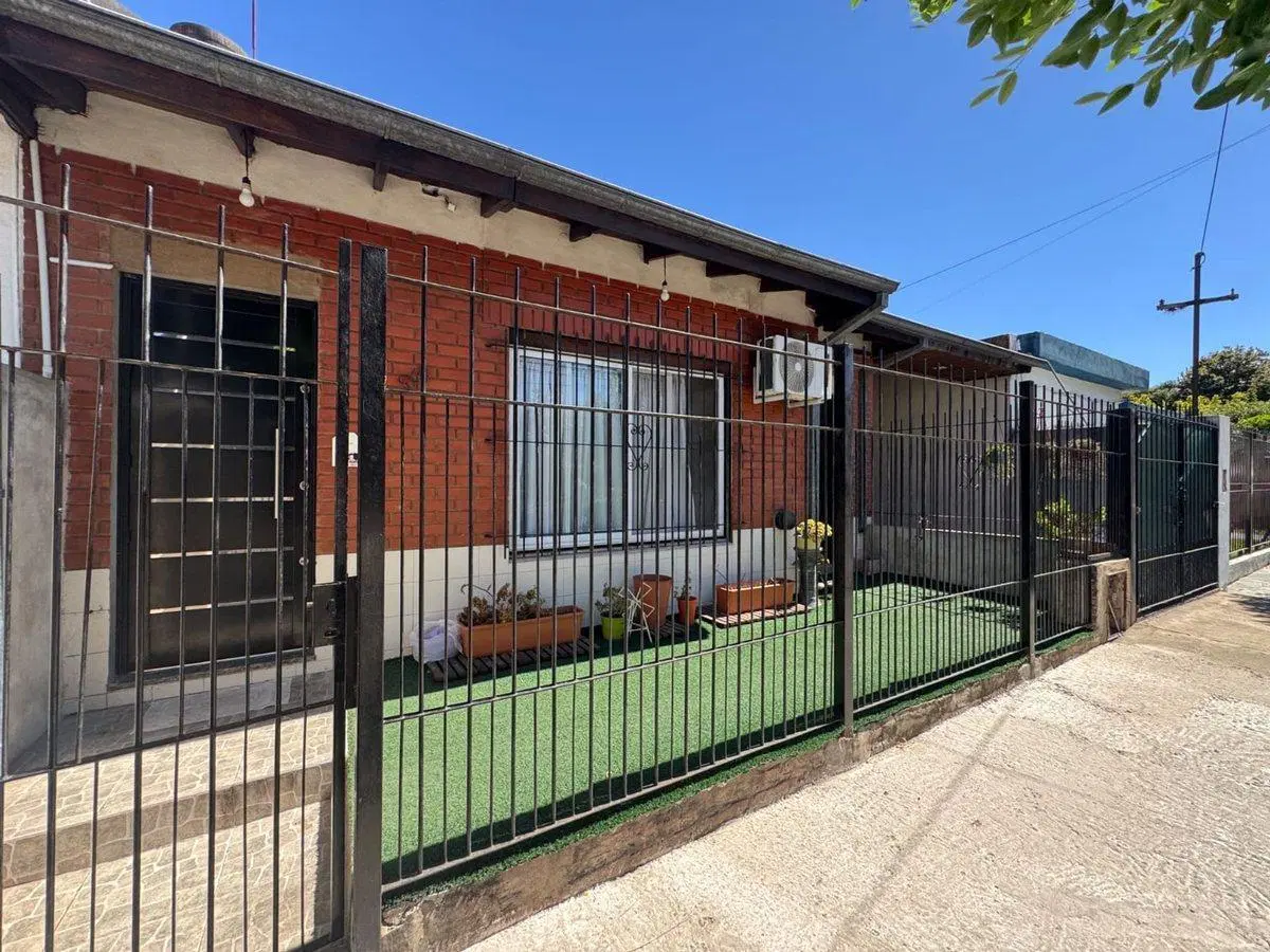 VENTA CASA CON 2 DEPARTAMENTOS EN BELLA VISTA 5