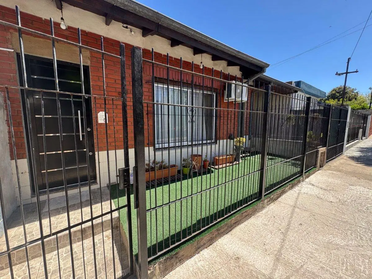 VENTA CASA CON 2 DEPARTAMENTOS EN BELLA VISTA 2