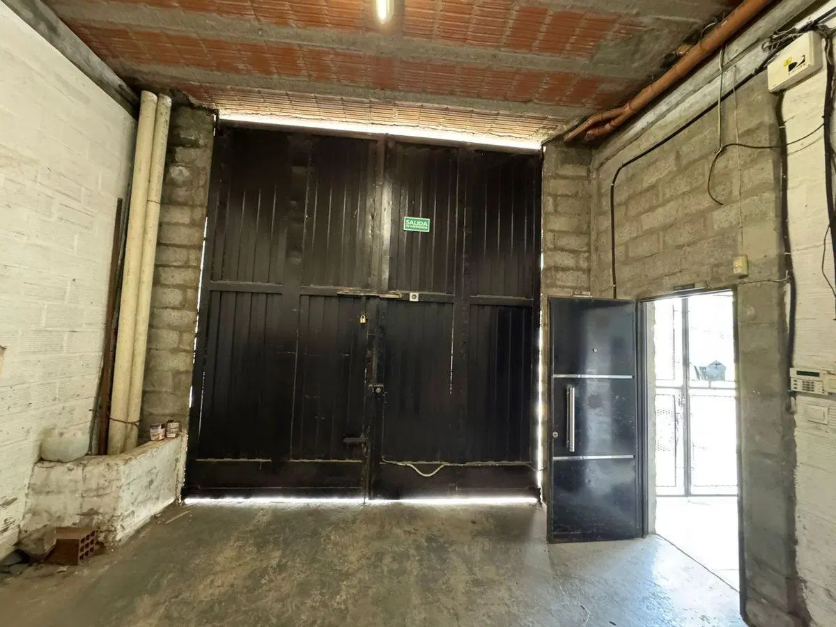 VENTA DEPOSITO CON OFICINAS MONTACARGA ITUZAINGO 2