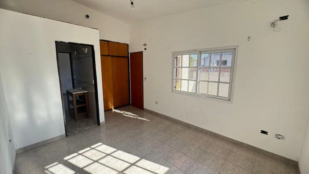 VENTA GALPÓN DE LOSA 126m2  CON CASA SAN MARTÍN 4
