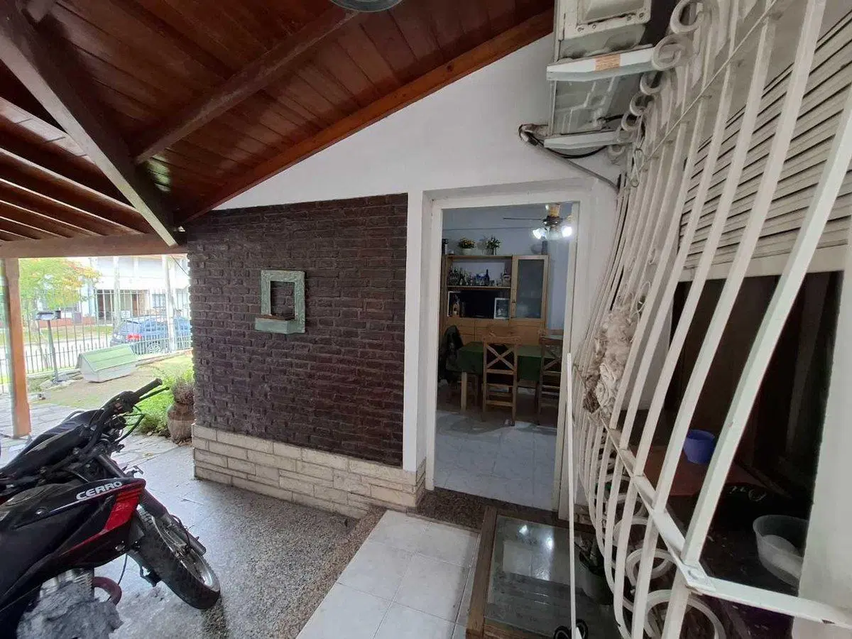 VENTA CASA 4 AMBIENTES CASTELAR COCHERA 2