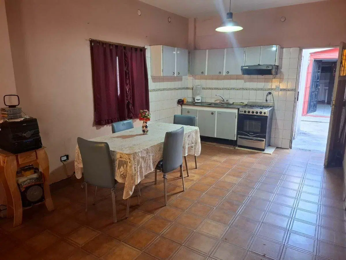 VENTA CASA 3 AMBIENTES COCHERA MAS DEPARTAMENTO 8
