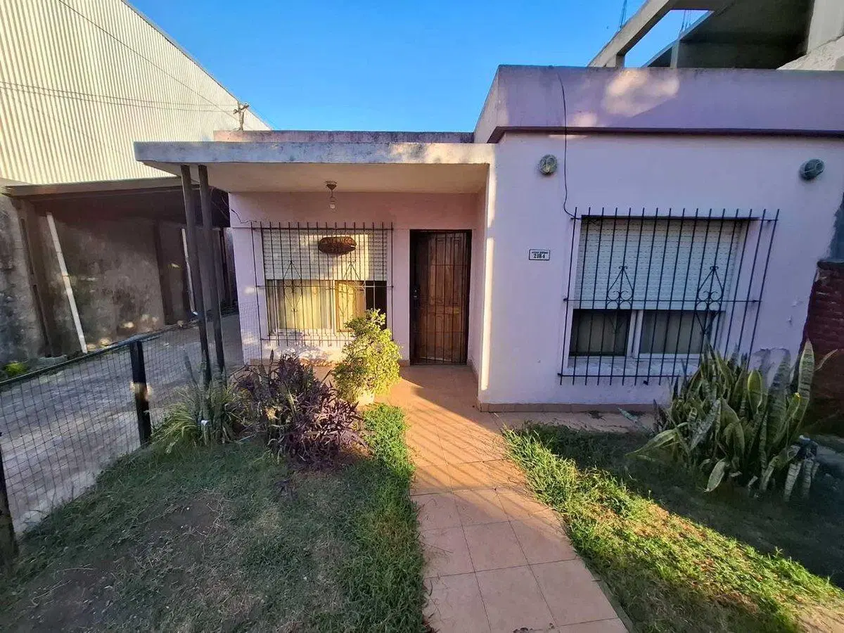 VENTA CASA 3 AMBIENTES COCHERA MAS DEPARTAMENTO 2