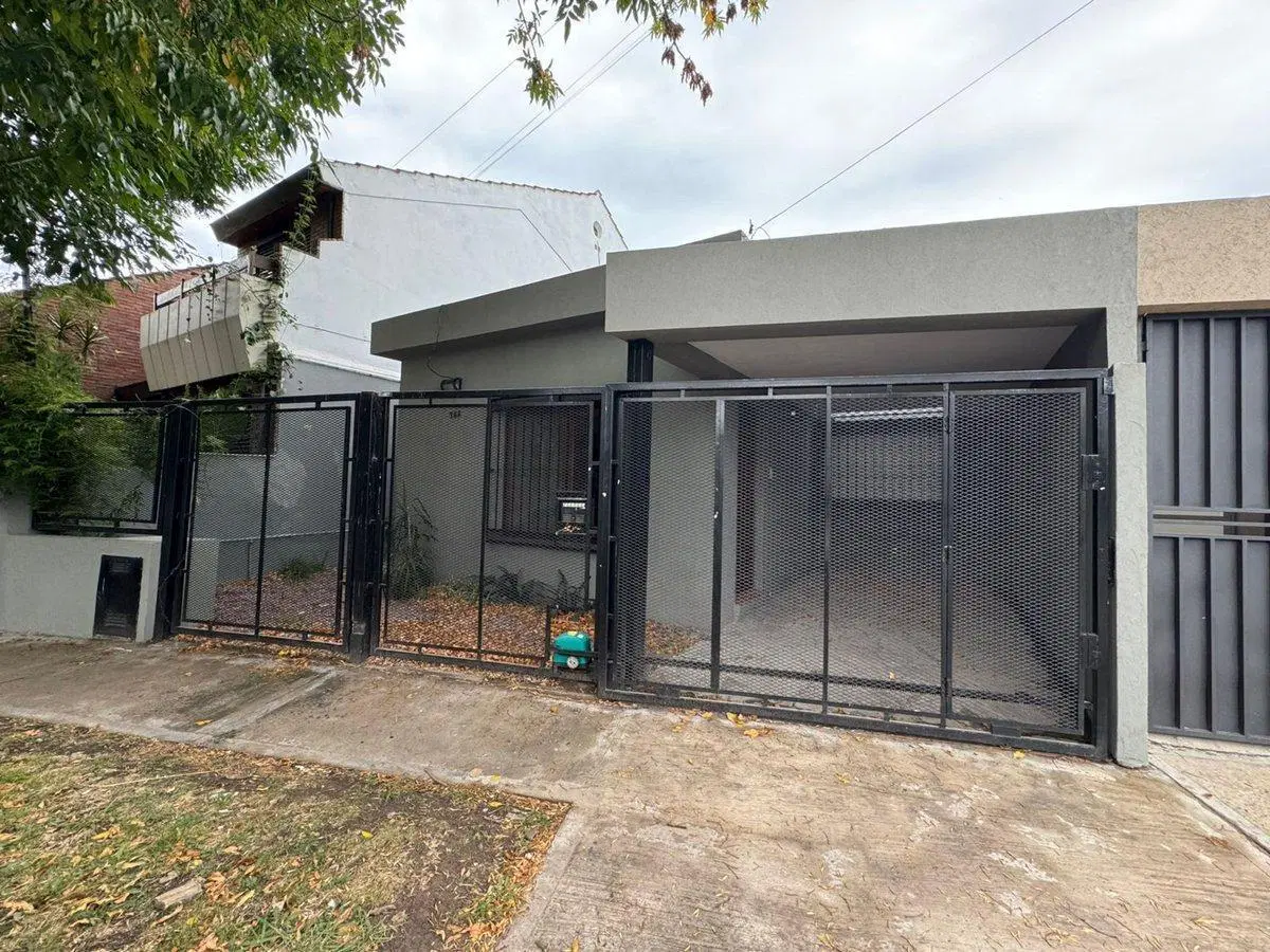 VENTA CASA 4 AMB CON PATIO Y COCHERA EN ITUZAINGO 3