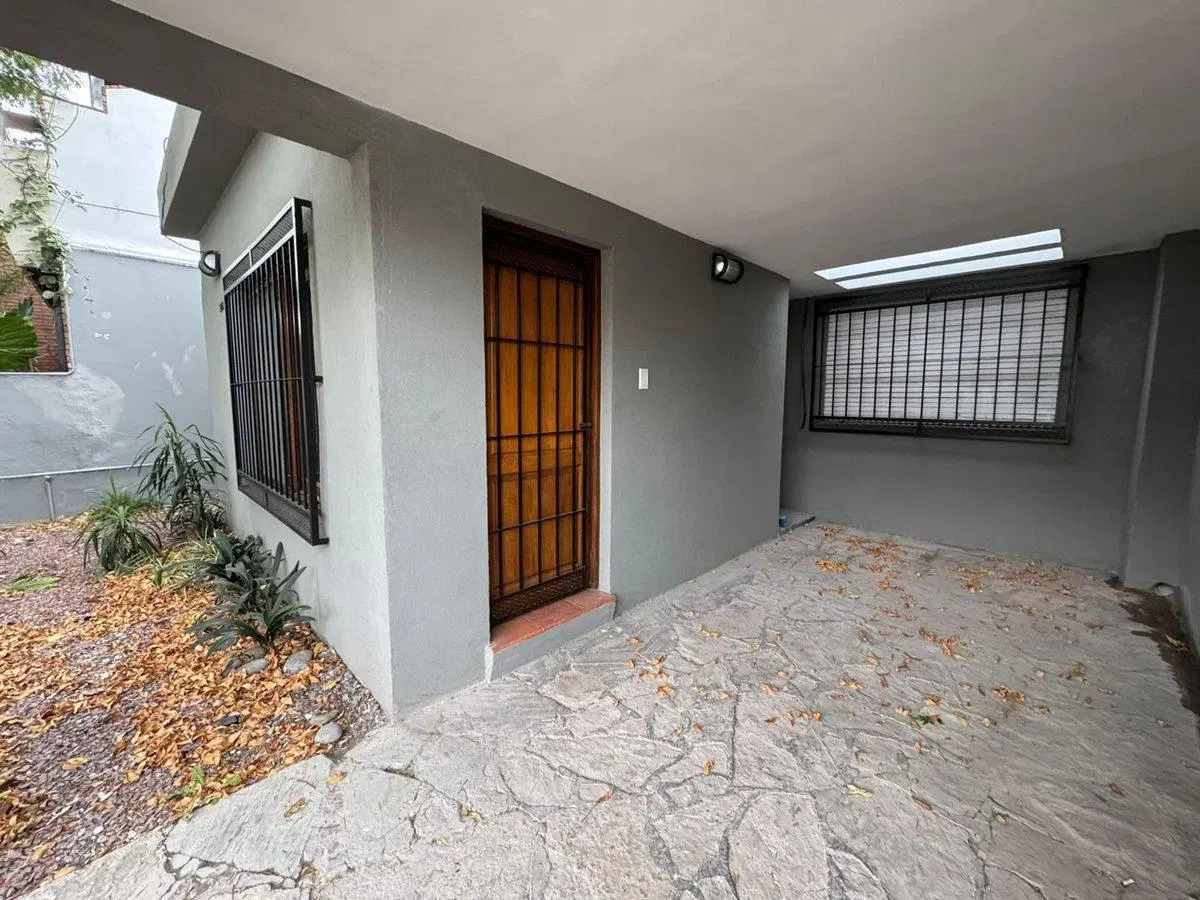 VENTA CASA 4 AMB CON PATIO Y COCHERA EN ITUZAINGO 2
