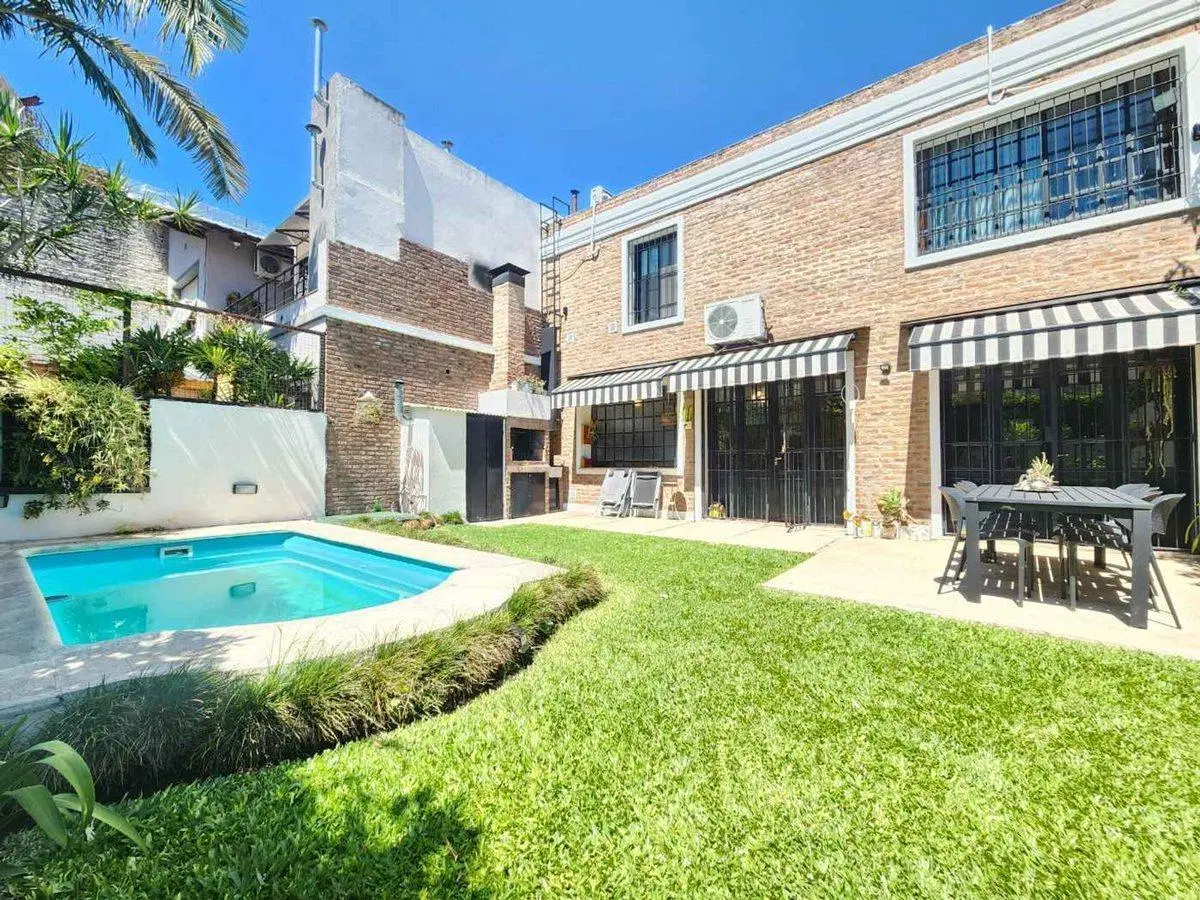 VENTA CASA, 6 AMBIENTES, HAEDO, JARDIN Y PILETA. 2