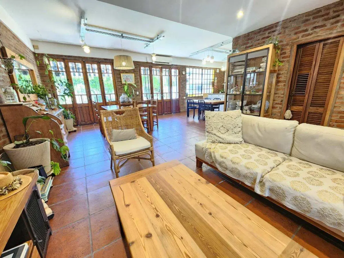 VENTA CASA, 6 AMBIENTES, HAEDO, JARDIN Y PILETA. 3