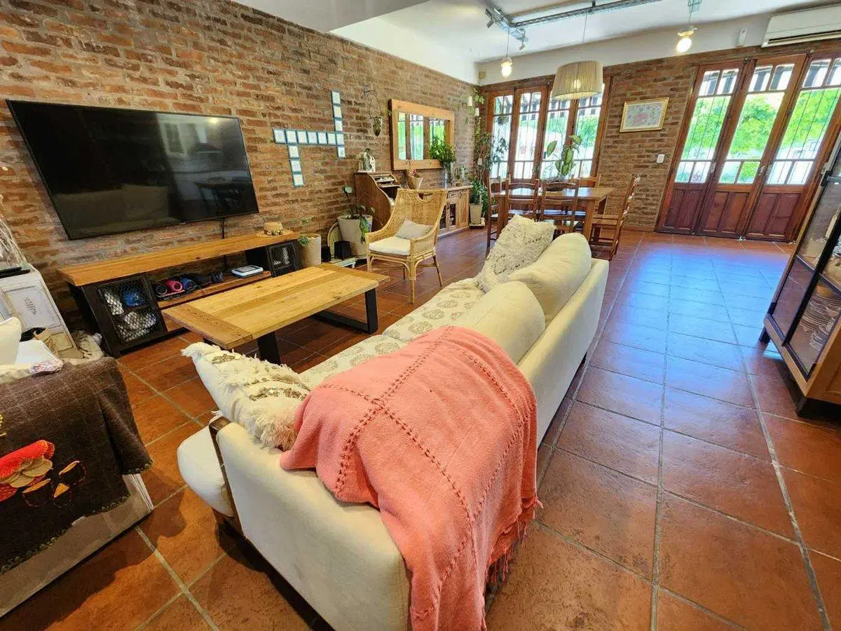 VENTA CASA, 6 AMBIENTES, HAEDO, JARDIN Y PILETA. 4