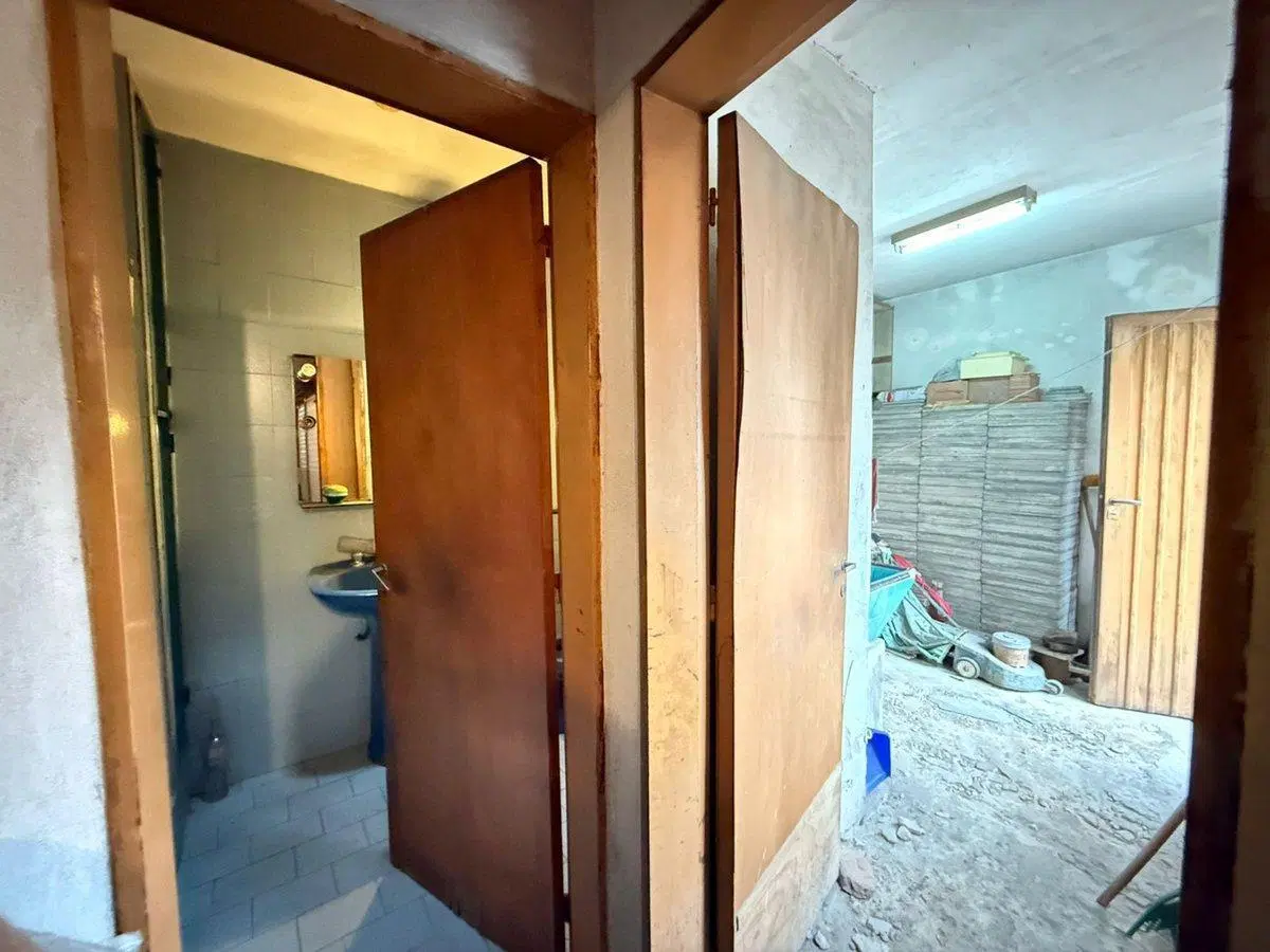 VENTA CASA TERRENO 3 AMB EN CASEROS A REFACCIONAR 4