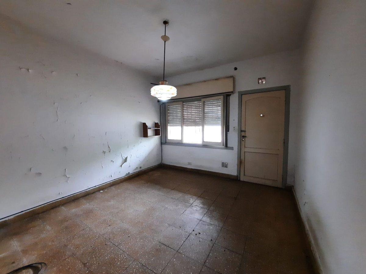 VENTA CASA 4 AMBIENTES HURLINGHAM A RECICLAR