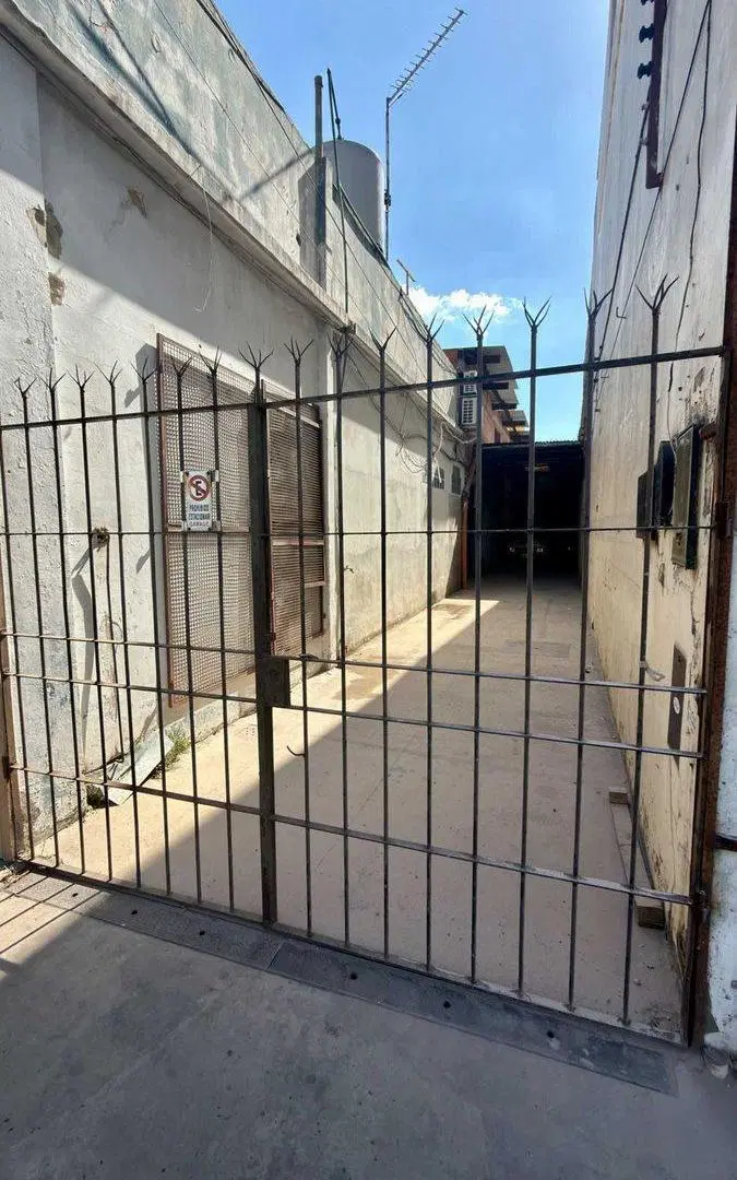 VENTA DEPOSITO/ GALPON 200 M2 CASEROS 2