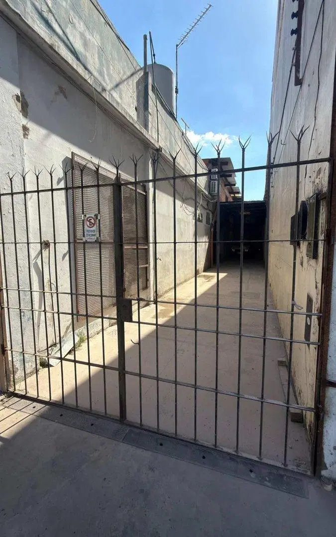 VENTA DEPOSITO/ GALPON 200 M2 CASEROS 4