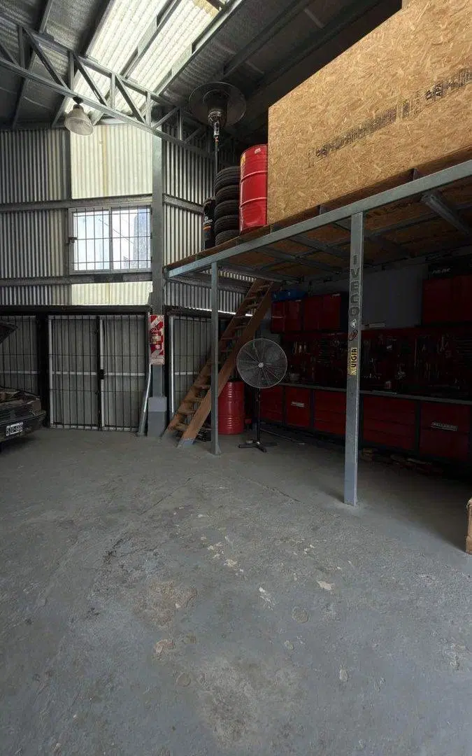 VENTA CASA 3 AMB + GALPON/ DEPOSITO COMERCIAL 4