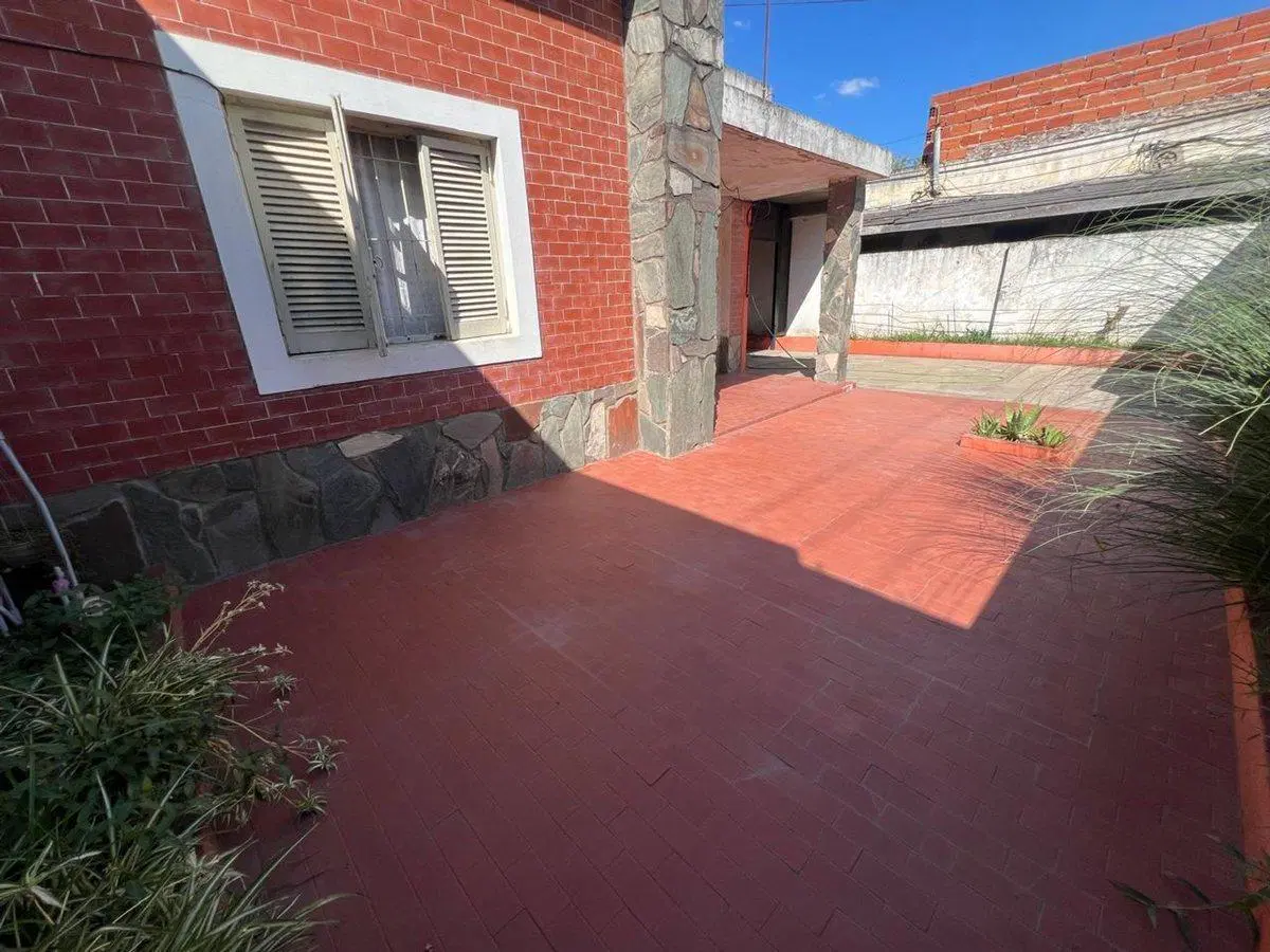 VENTA CASA 4 AMB CON COCHERA Y JARDIN  SAN MIGUEL 2
