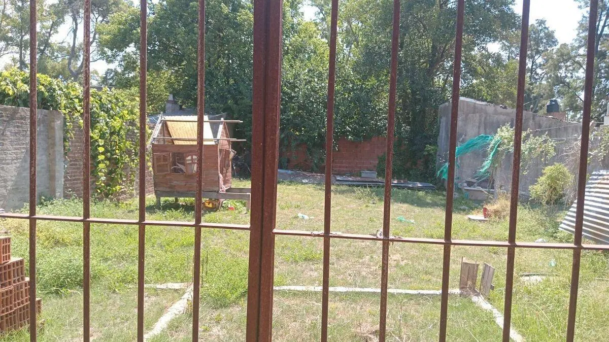 Terreno con construcción en Altos del Oeste 2
