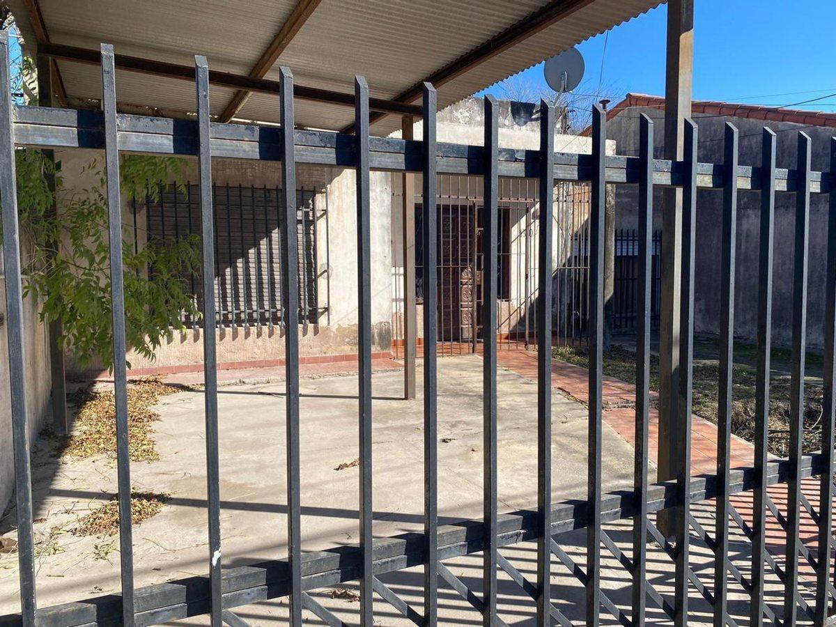 Foto de VENTA CASA 5 AMBIENTES + DPTO A REFACCIONAR JCP, imagen 2