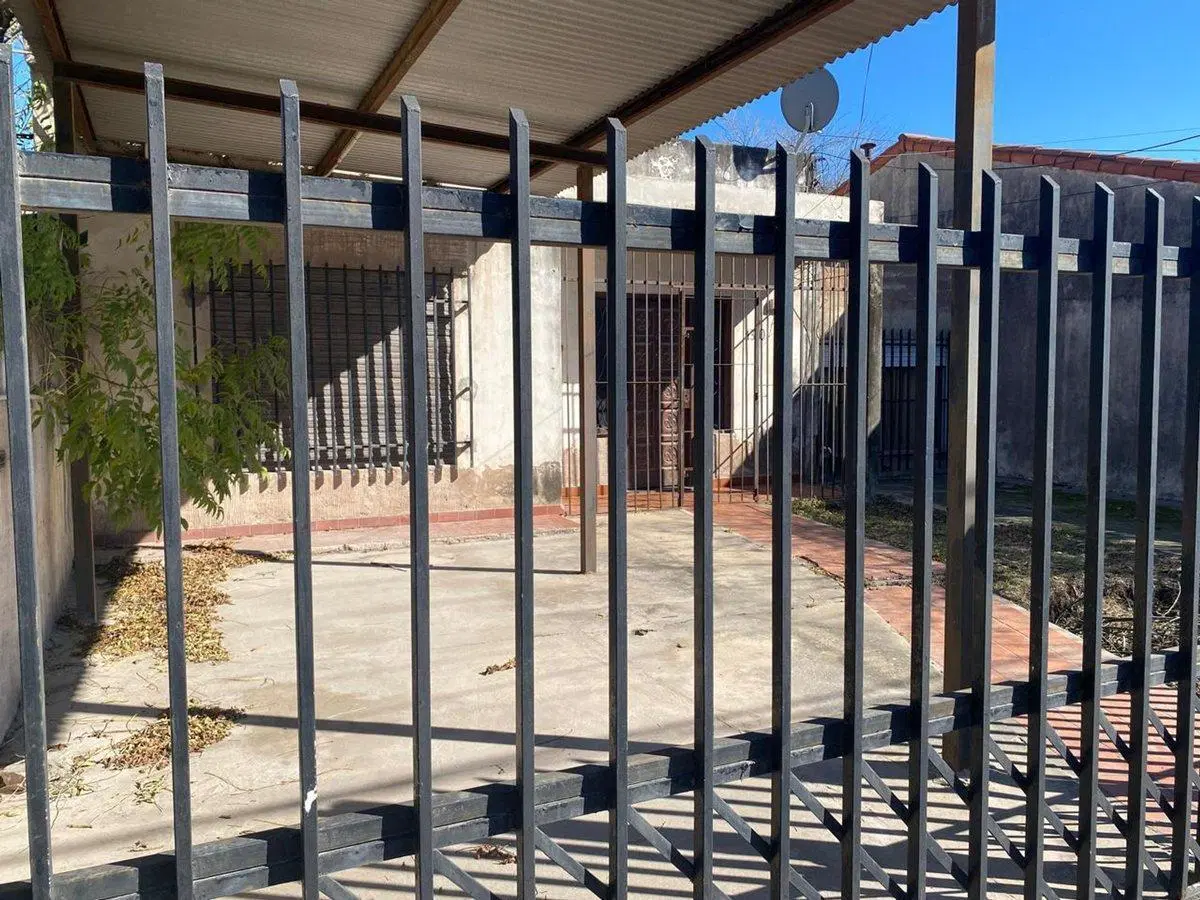 VENTA CASA 5 AMBIENTES + DPTO A REFACCIONAR JCP 2