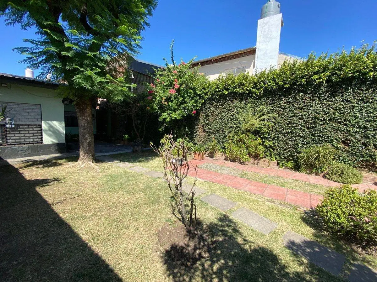 VENTA PH CASA MORON 4