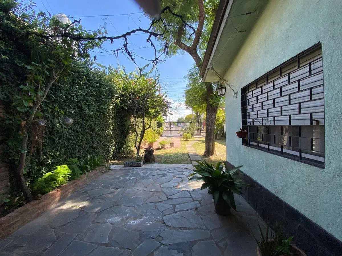 VENTA PH CASA MORON 5