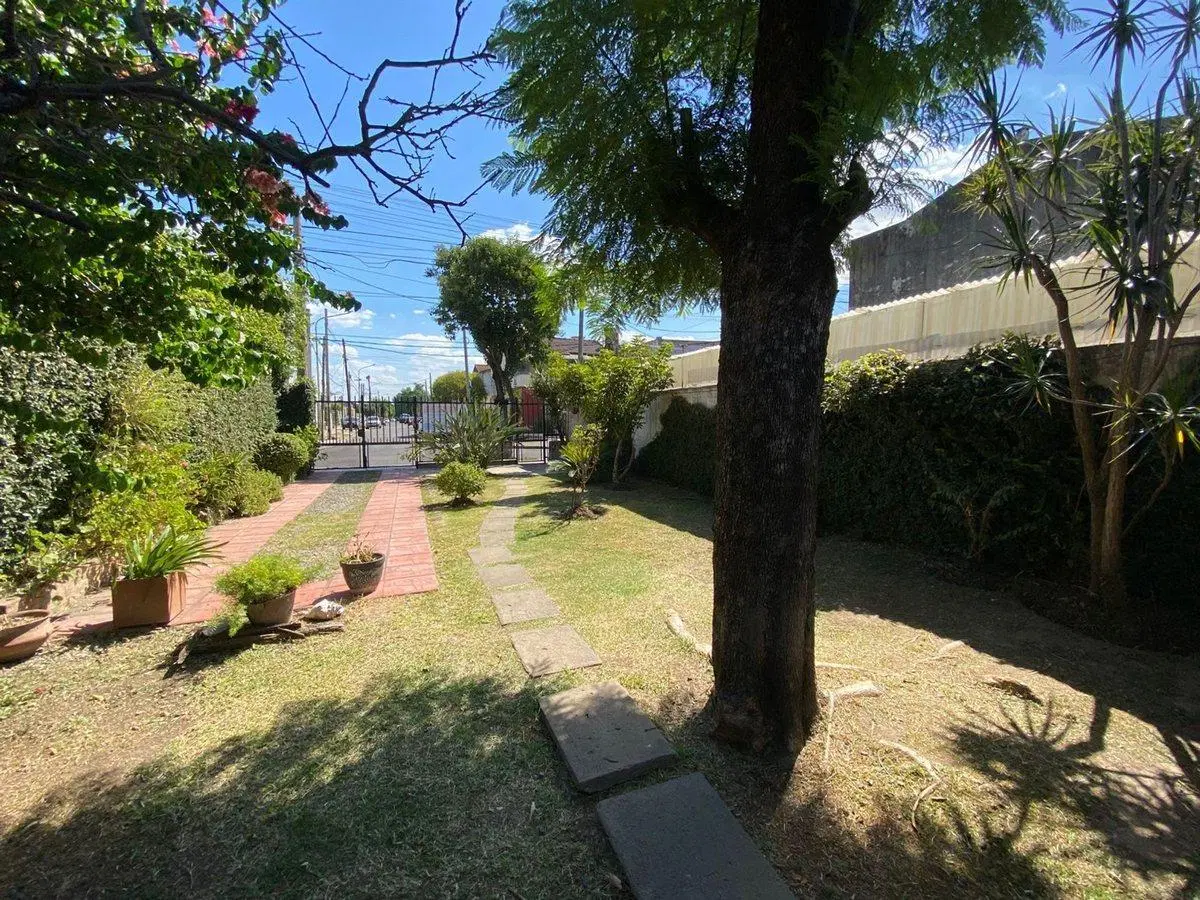 VENTA PH CASA MORON 3