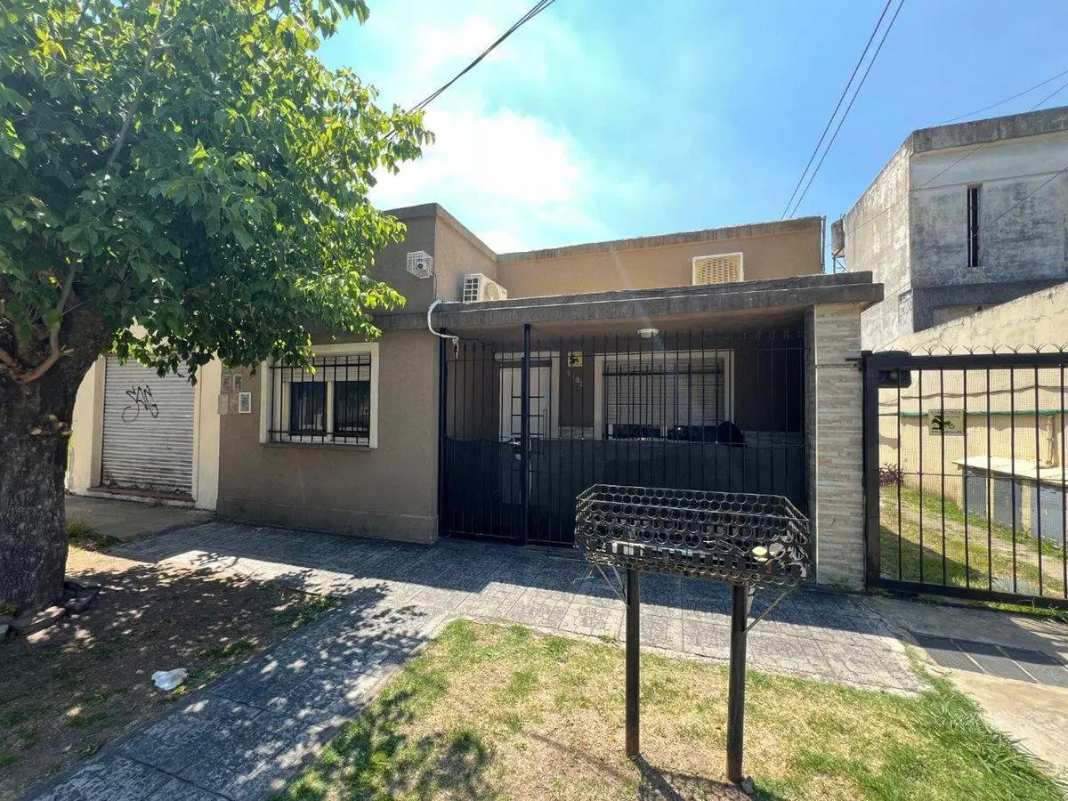 CASA 3 AMBIENTES RECICLADA EN VENTA – CASTELAR 2