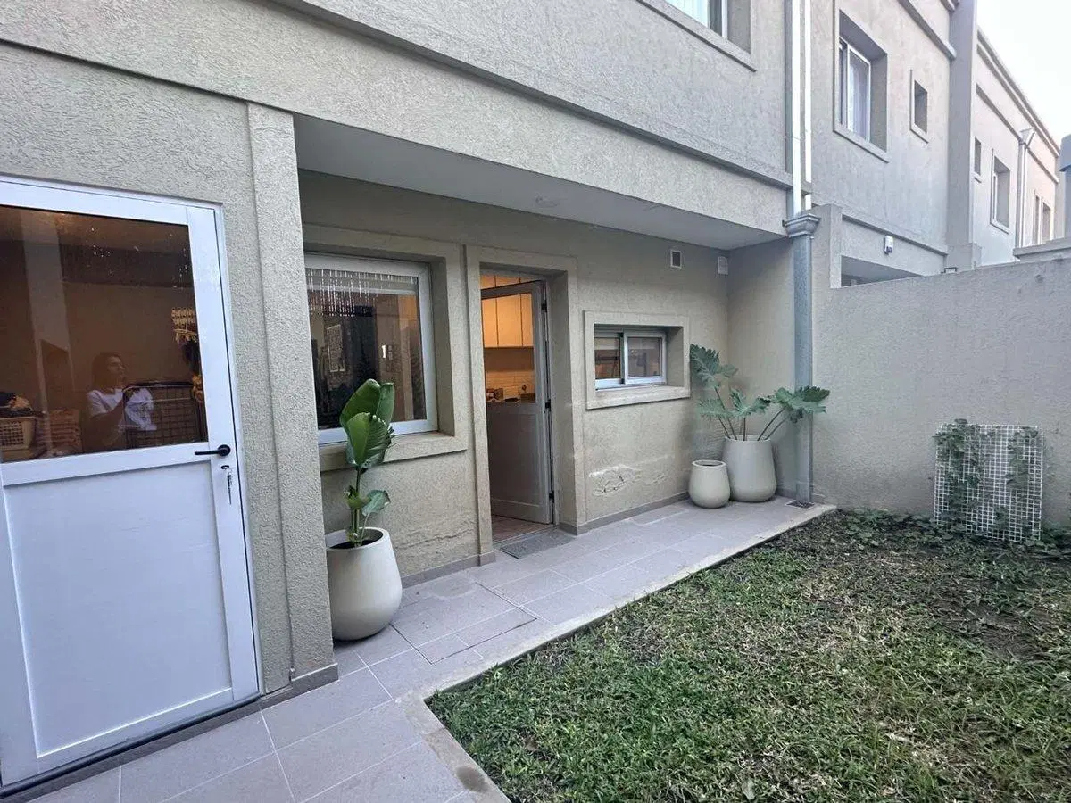 VENTA CASA 4 AMBIENTES HURLINGHAM BARRIO CERRADO 5