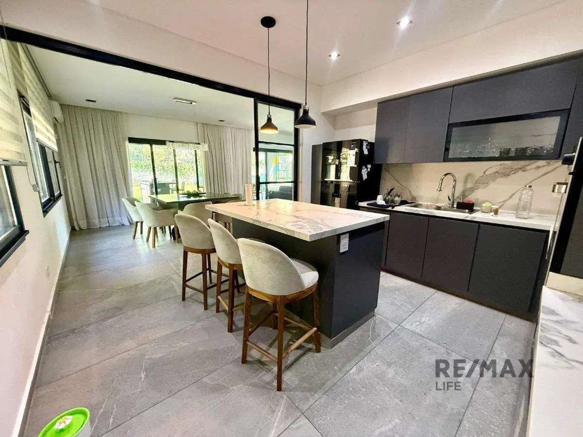 VENTA DE CASA EN BARRIO CERRADO CON PORTON 2