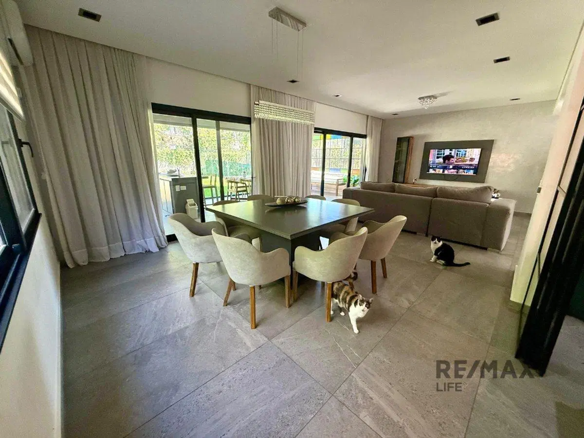VENTA DE CASA EN BARRIO CERRADO CON PORTON 5