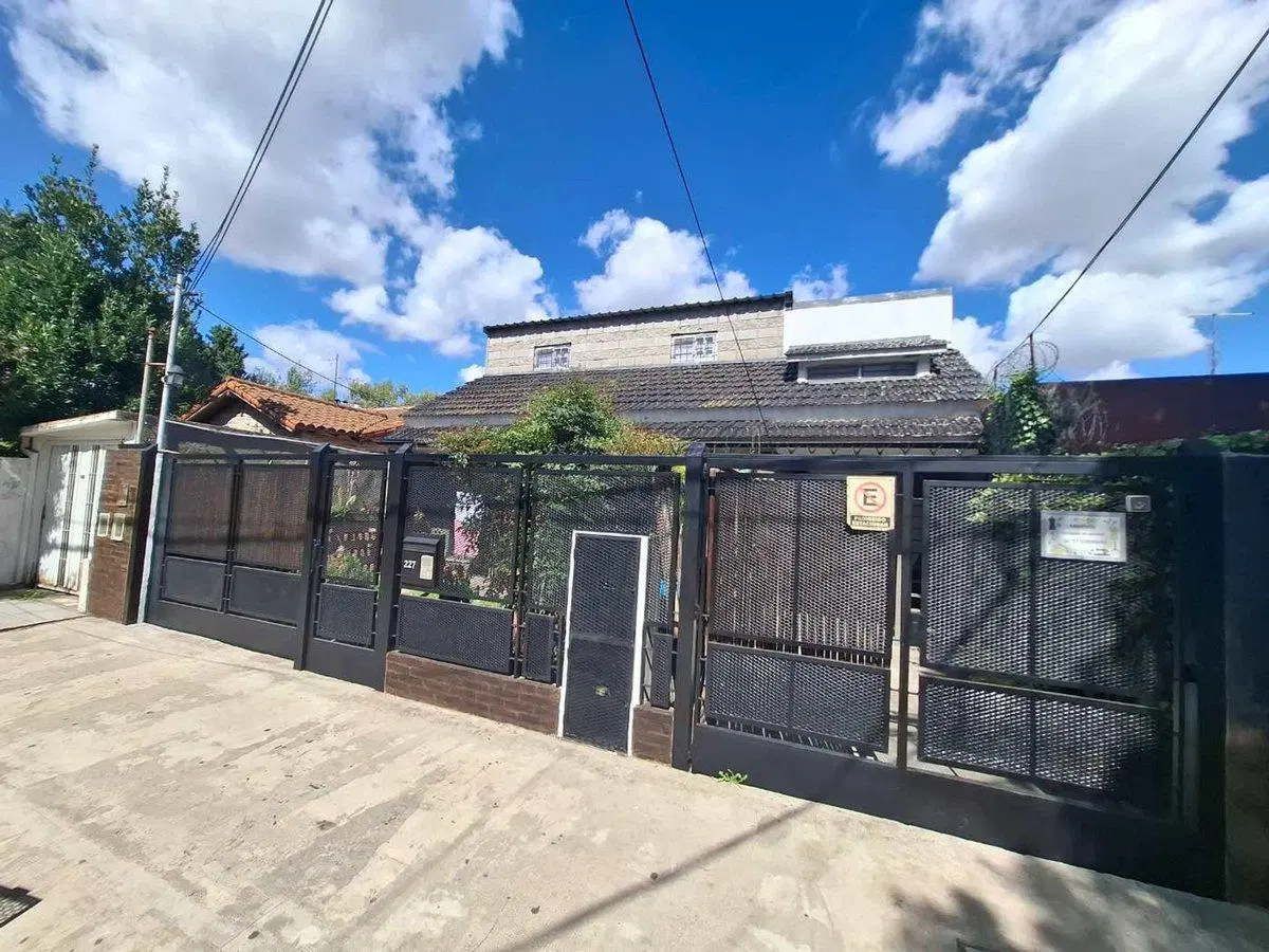 VENTA EN BLOQUE CASA MAS TRES DEPTOS 2 AMB J C PAZ 3