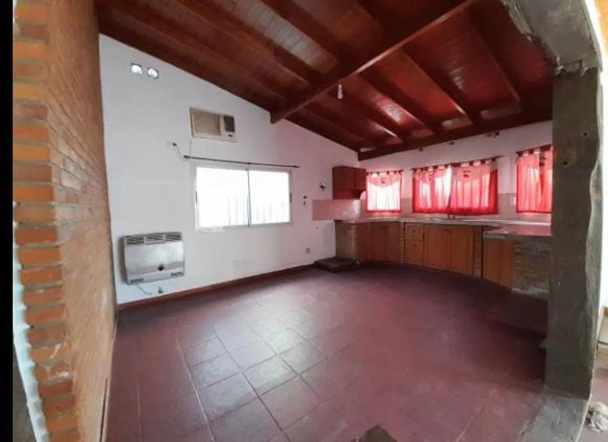 VENTA CASA 4 AMB C GARAGE PARRILLA LOS TILOS GARIN 2