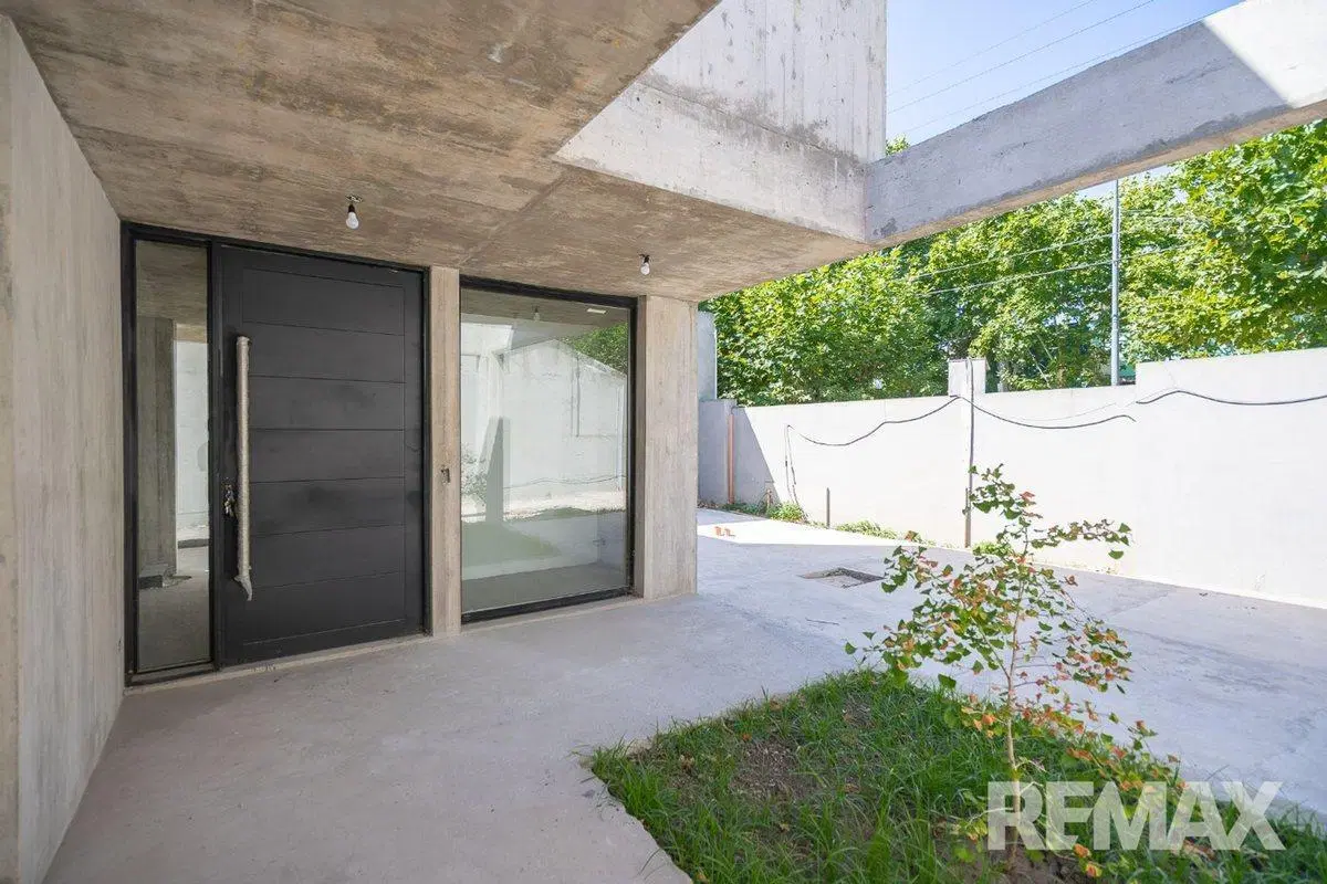VENTA DE  CASA EN BARRIO CERRADO CON PORTON 4