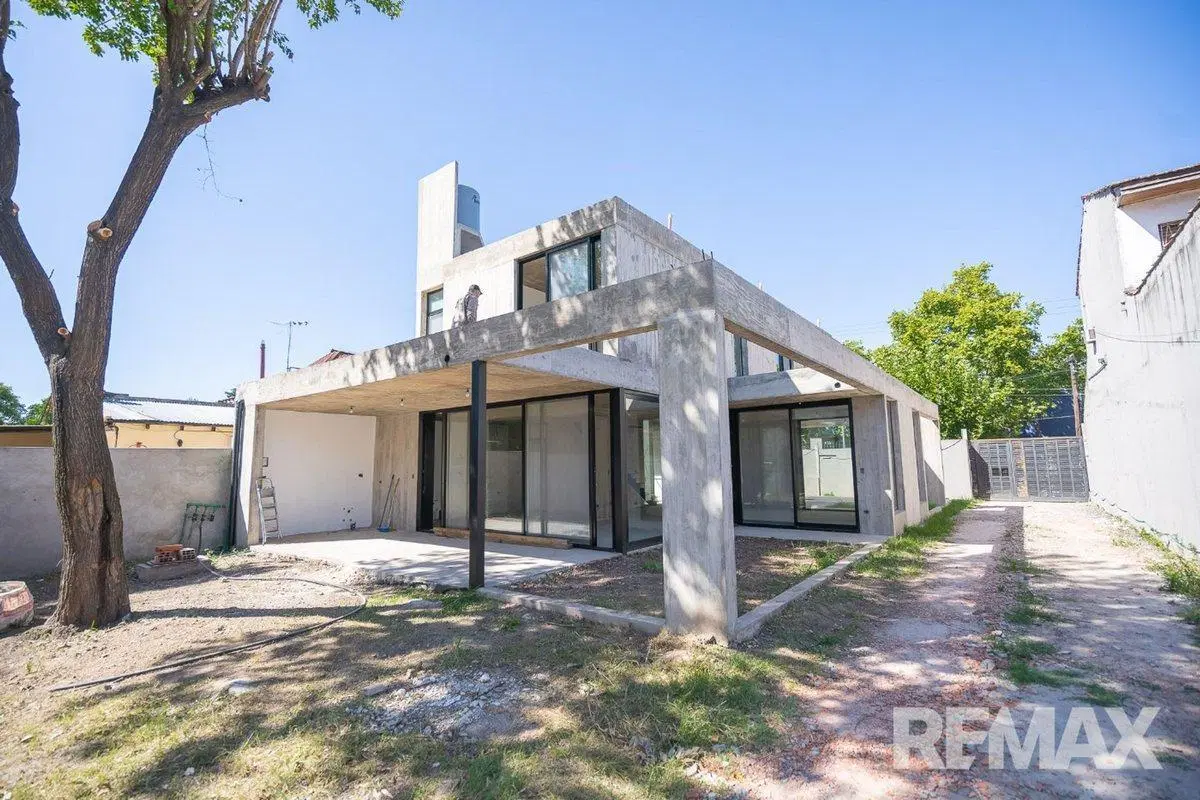VENTA DE  CASA EN BARRIO CERRADO CON PORTON 3