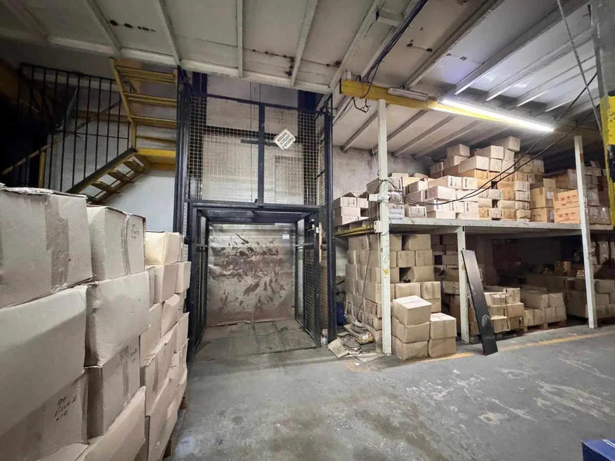 VENTA DEPOSITO CON OFICINAS MONTACARGA ITUZAINGO 8
