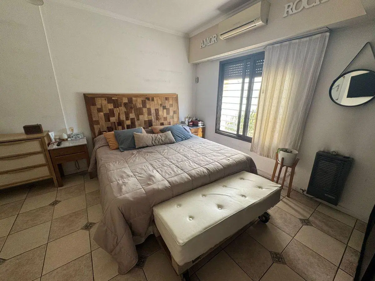VENTA CASA 5 AMB CON QUINCHO Y PILETA-CASTELAR SUR 4