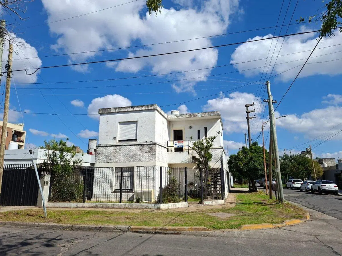 VENTA 2 CASAS 4 Y 3 AMB. PATIO COCH. LUZURIAGA 2