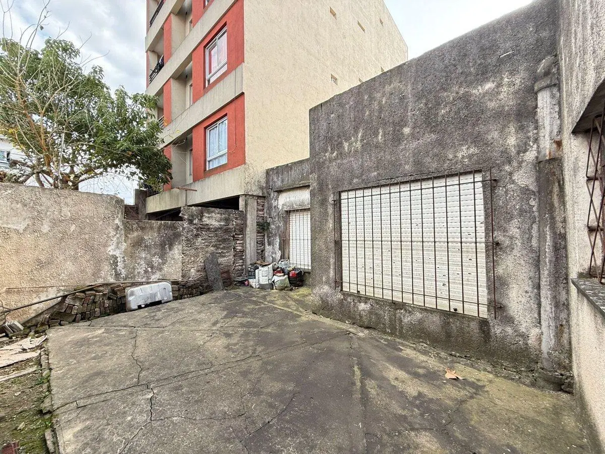 VENTA CASA TERRENO 3 AMB EN CASEROS A REFACCIONAR 5