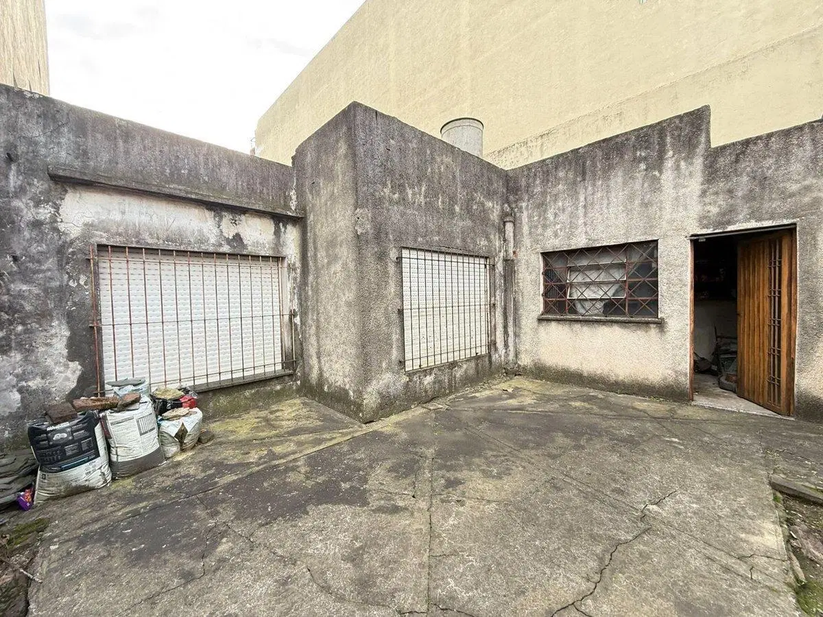VENTA CASA TERRENO 3 AMB EN CASEROS A REFACCIONAR 2