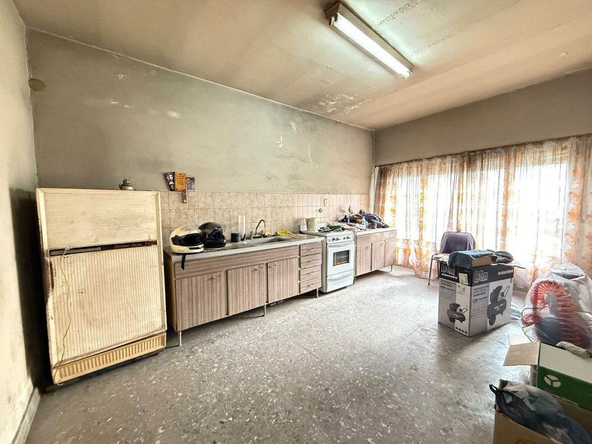 Foto de VENTA CASA TERRENO 3 AMB EN CASEROS A REFACCIONAR, imagen 4