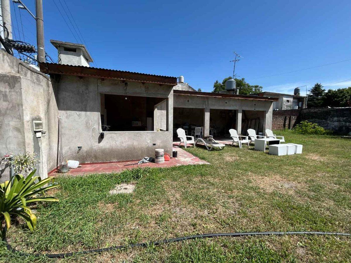 Foto de VENTA LOTE CON QUINCHO Y PISCINA EN HURLINGHAM, imagen 2