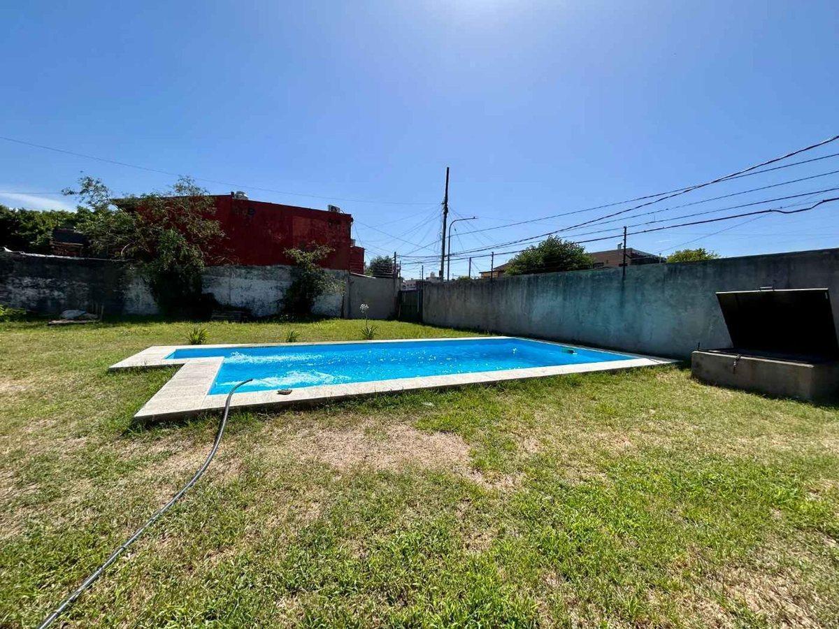 Foto de VENTA LOTE CON QUINCHO Y PISCINA EN HURLINGHAM, imagen 4
