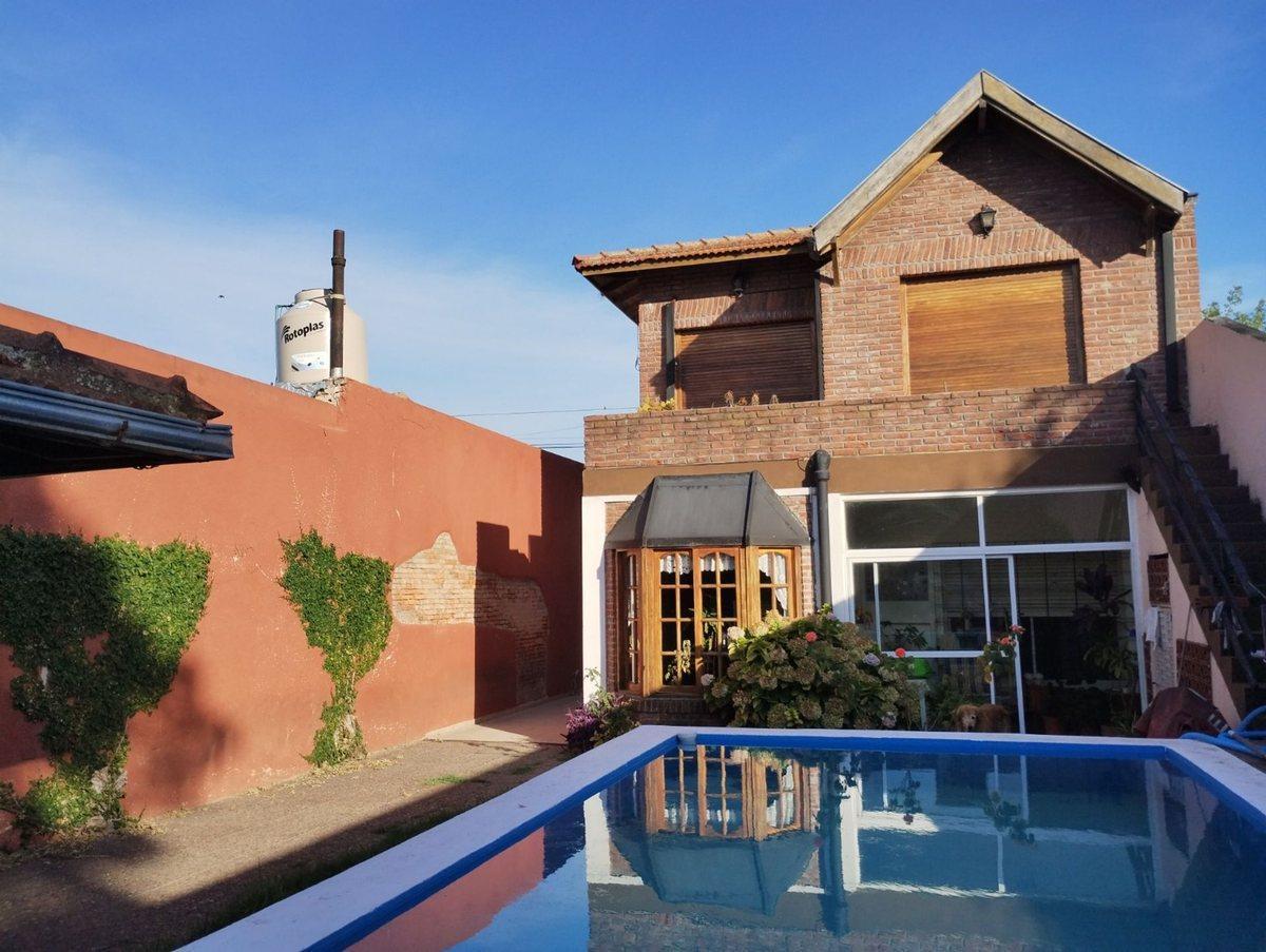 Foto de VENTA CASA QUILMES 5 AMB QUINCHO PILETA PARRILLA, imagen 2