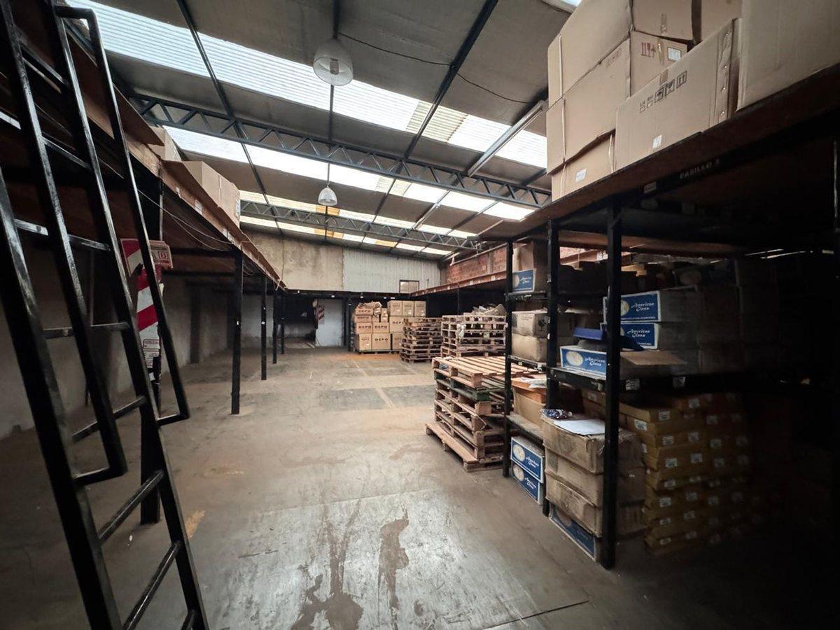 Foto de VENTA DEPOSITO CON OFICINAS MONTACARGA ITUZAINGO, imagen 2