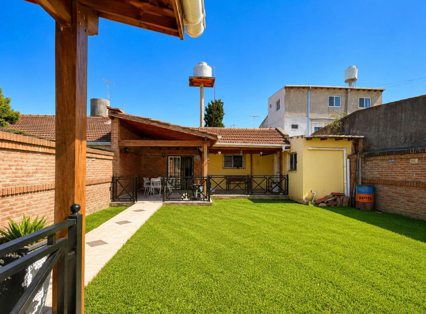 Foto de VENTA CASA 3 AMB COCHERA Y PILETA EN V. DE MAYO, imagen 3