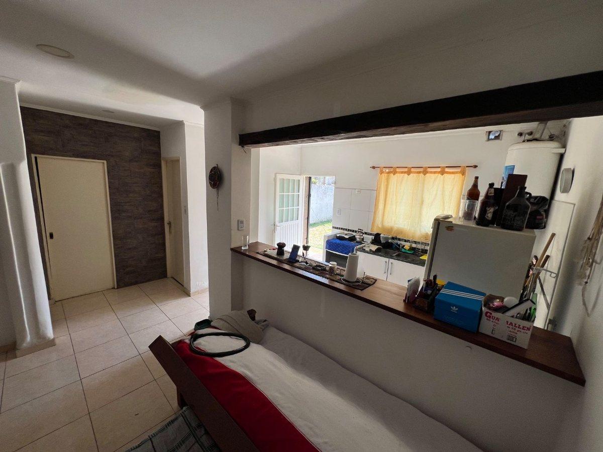 Foto de CASA 3 AMBIENTES RECICLADA EN VENTA – CASTELAR, imagen 2