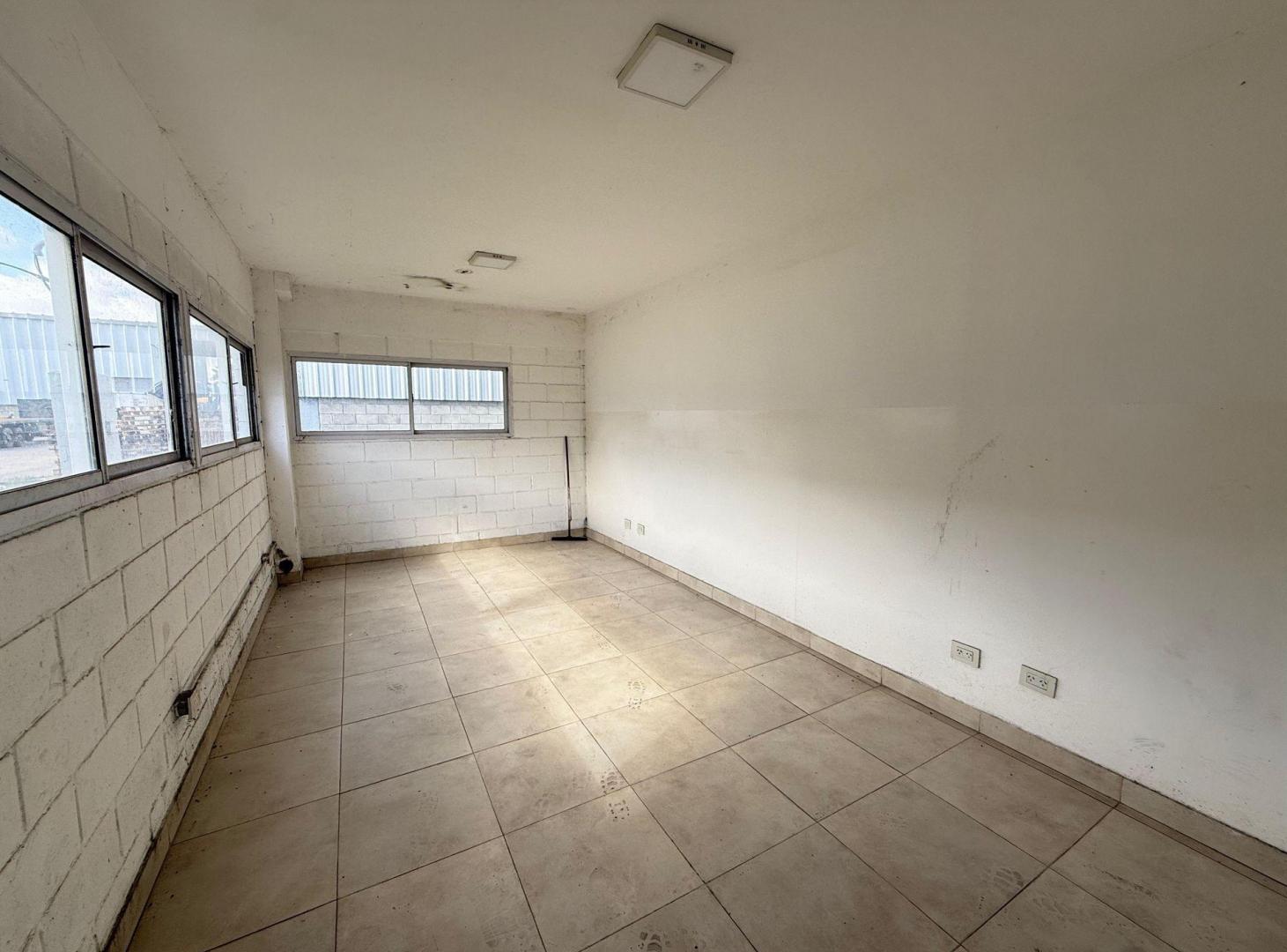 Foto de Alquiler Nave Industrial 1.500 m² EBAPI BUEN AYRE, imagen 1