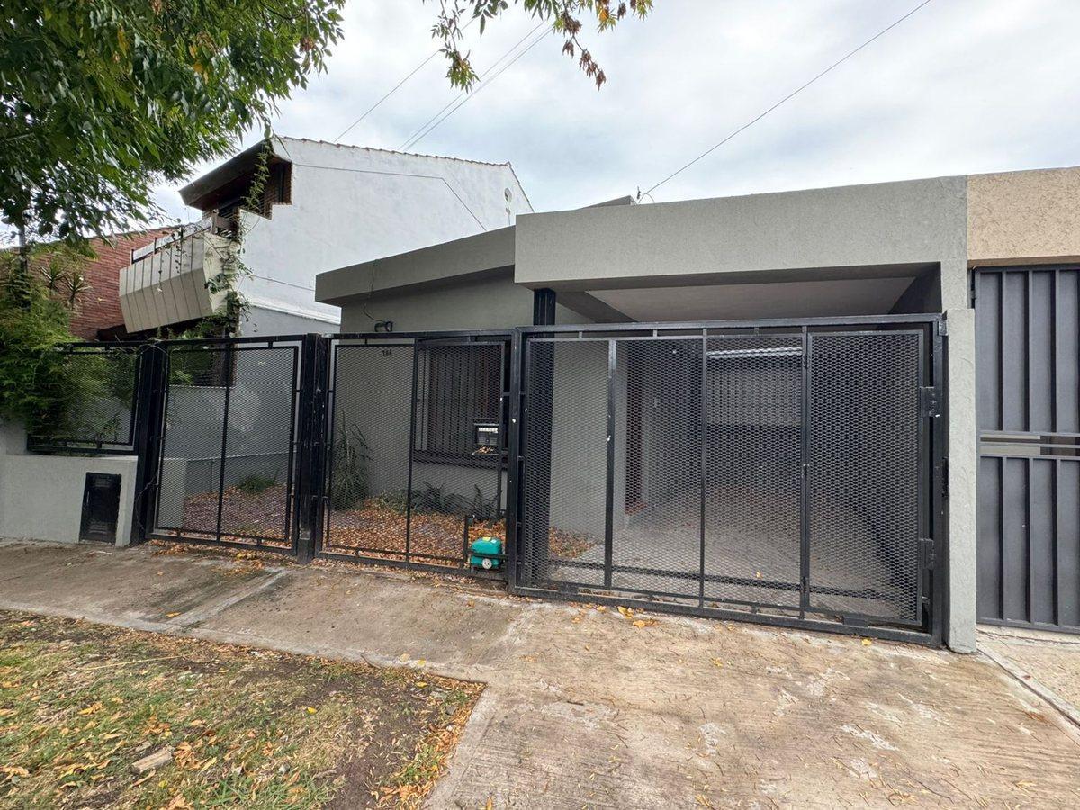 Foto de VENTA CASA 4 AMB CON PATIO Y COCHERA EN ITUZAINGO, imagen 2