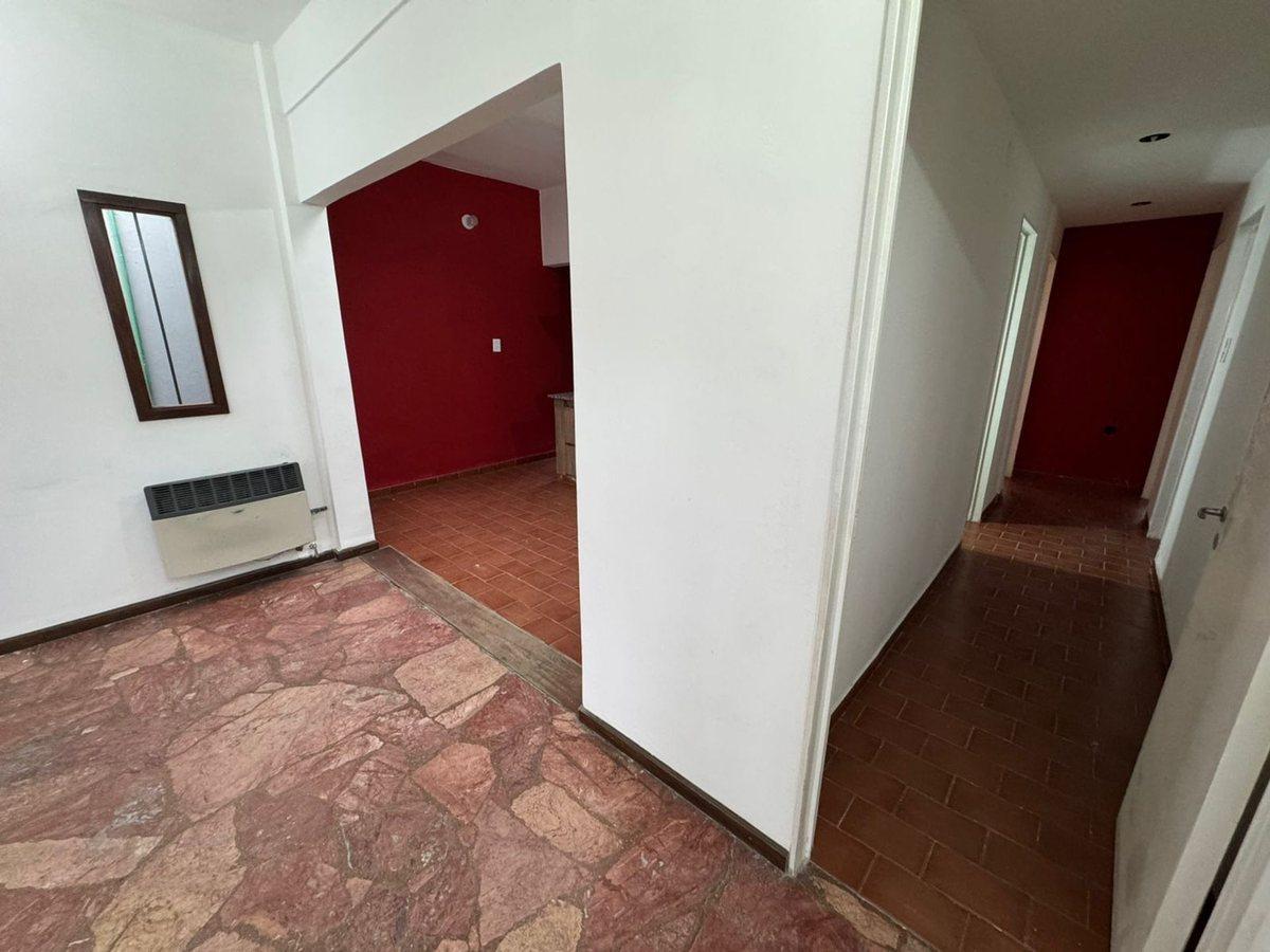 Foto de VENTA CASA 4 AMB CON PATIO Y COCHERA EN ITUZAINGO, imagen 3