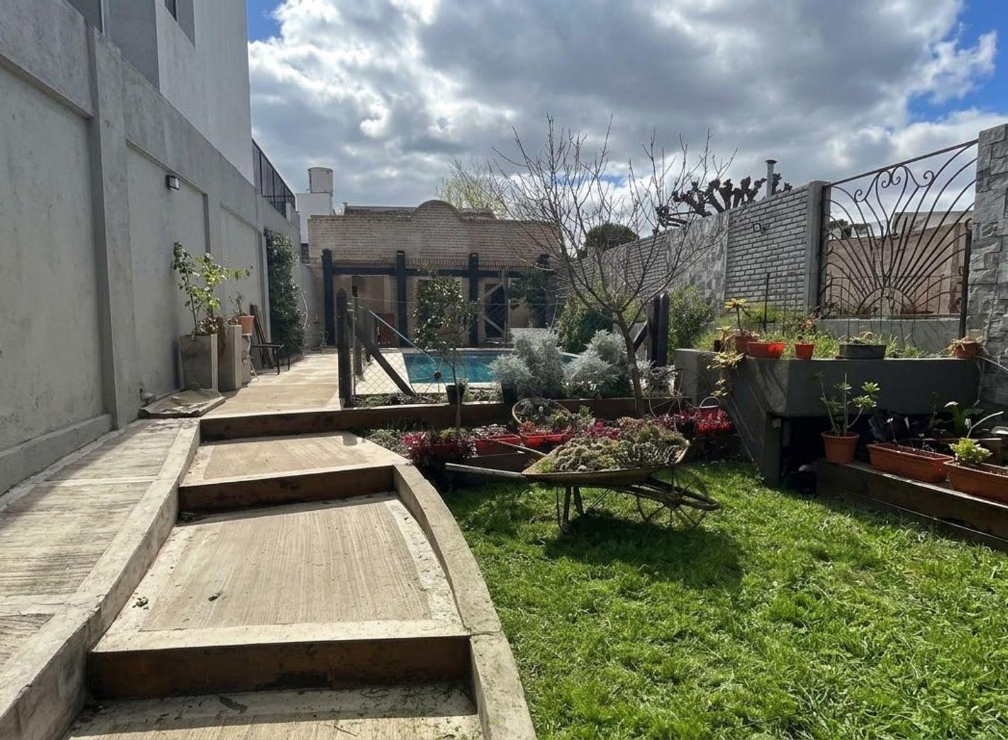 Foto de VENTA CASA CON PISCINA Y OBRA A TERMINAR BALLESTER, imagen 2