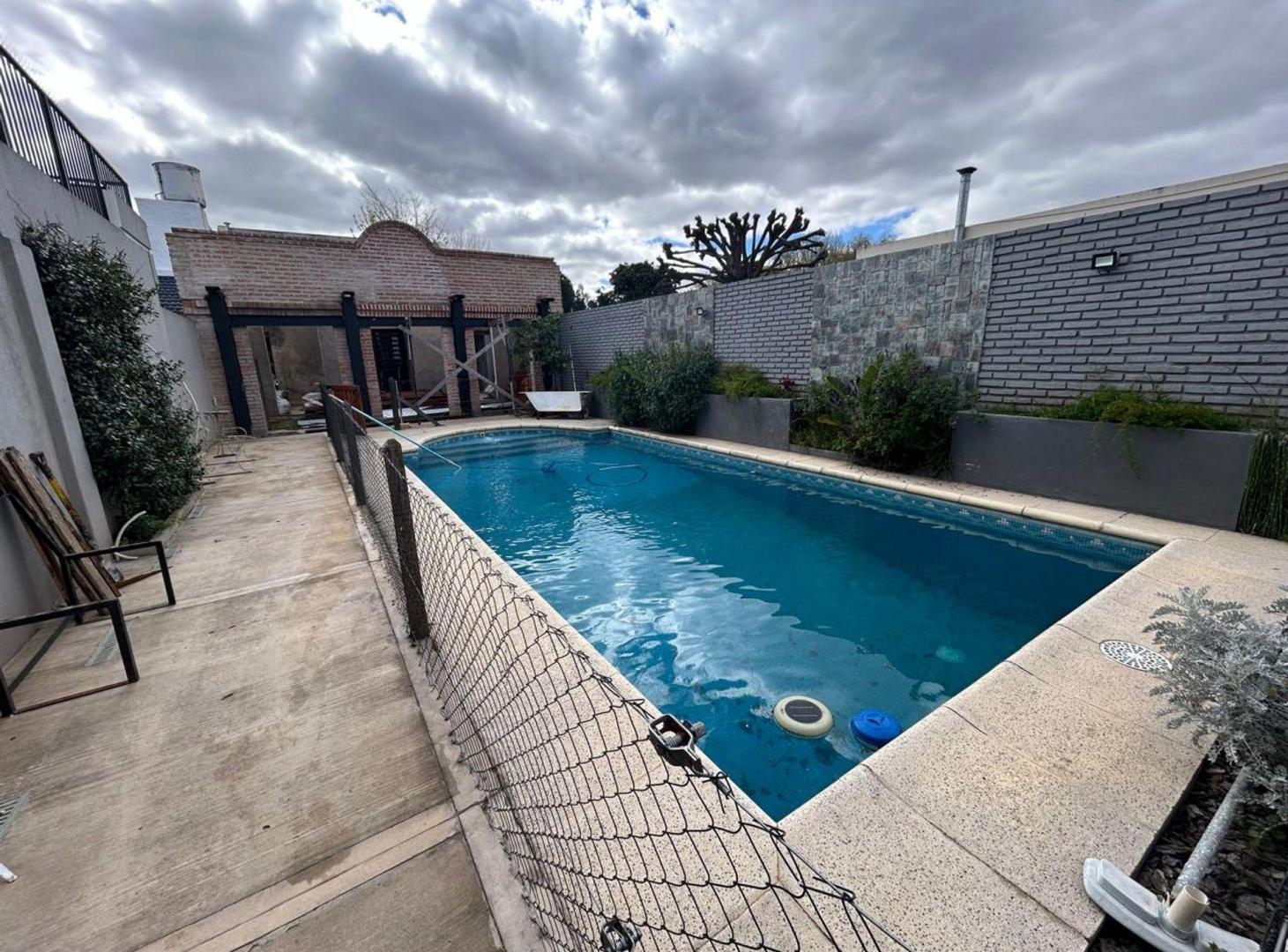 Foto de VENTA CASA CON PISCINA Y OBRA A TERMINAR BALLESTER, imagen 1